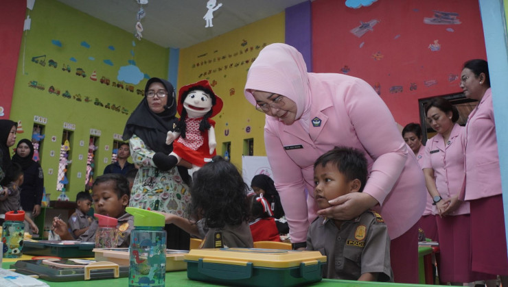 Yayasan Kemala Bhayangkari Daerah Jatim Bagikan Makan Bergizi di Sidoarjo