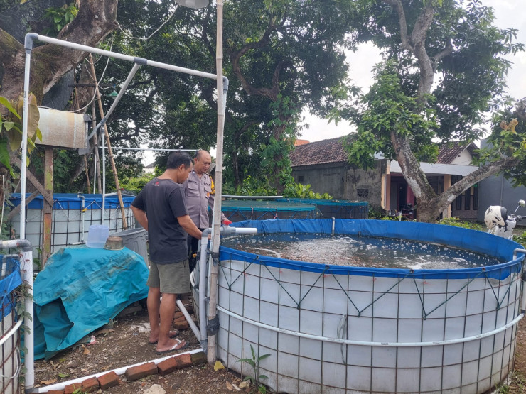 Bhabinkamtibmas Cek Lahan Budidaya Ikan Nila di Desa Ploso Dukung Program Ketahanan Pangan Nasional
