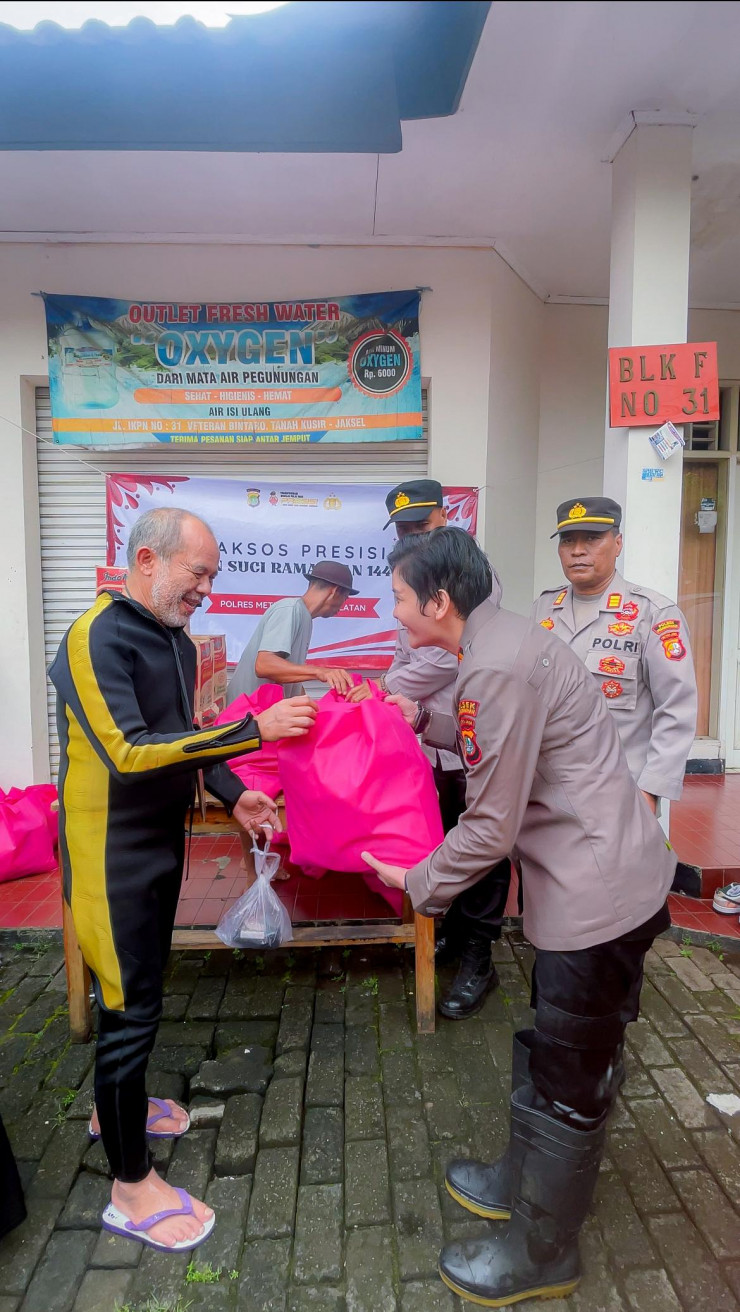 Cerita Kapolsek Pesanggrahan Evakuasi Warga Banjir yang Terjebak dari Lantai Dua