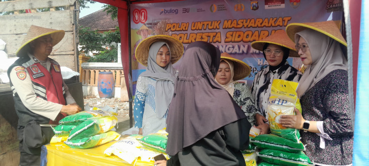 Harga Miring, Kualitas Terjamin! Beras Murah SPHP Diserbu Warga Krian