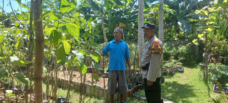 Polisi Motivasi Warga Desa Kepuh Kiriman Manfaatkan Lahan Ketahanan Pangan untuk Bertanam Sayur