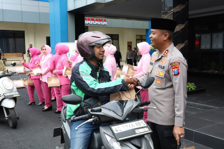 Polres Tulungagung Berbagi Takjil Tebar Kebaikan di Bulan Ramadhan