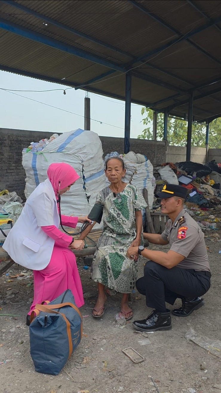 Siswa Setukpa Polri Bantu Mbah Jumatin di Tulangan