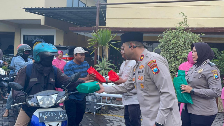 Hangatnya Kebersamaan Ramadhan, Polsek Candi bersama Ibu Bhayangkari dan Aliansi Jurnalis Sidoarjo Berbagi Takjil
