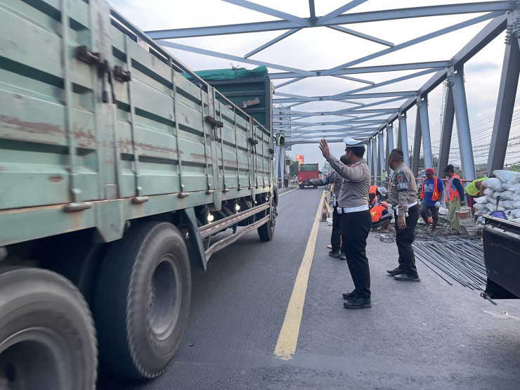 Polres Probolinggo Siagakan Personel dan Siapkan Jalur Alternatif Akibat Lubang di Jembatan Pajarakan
