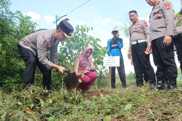 Polres Trenggalek Tanam Ratusan Pohon Beringin di Lahan Kritis Jaga Sumber Air